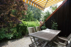 Direkt vom Wohnzimmer zur geschützten Terrasse