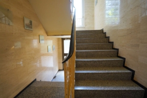 Gepflegtes Treppenhaus und...