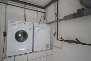 ...im anderen großen Raum haben Sie einen erhöhten Platz für Waschmaschine und Trockner