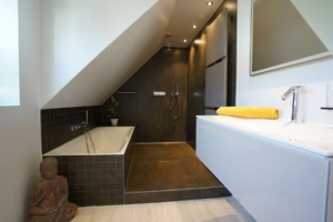 ...mit Wanne und Walk-in-Dusche