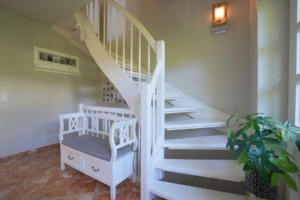 Über die weiß lackierte Treppe gelangen Sie...