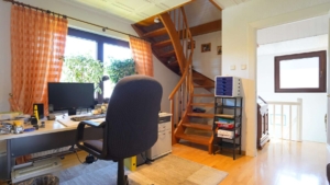 ...und das Arbeitszimmer mit Zugang zum..