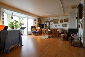 Das Wohnzimmer hat einen Kamin...