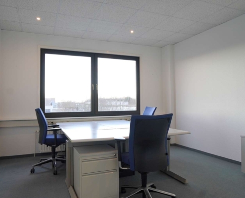 Büro mit 3 Arbeitsplätzen...