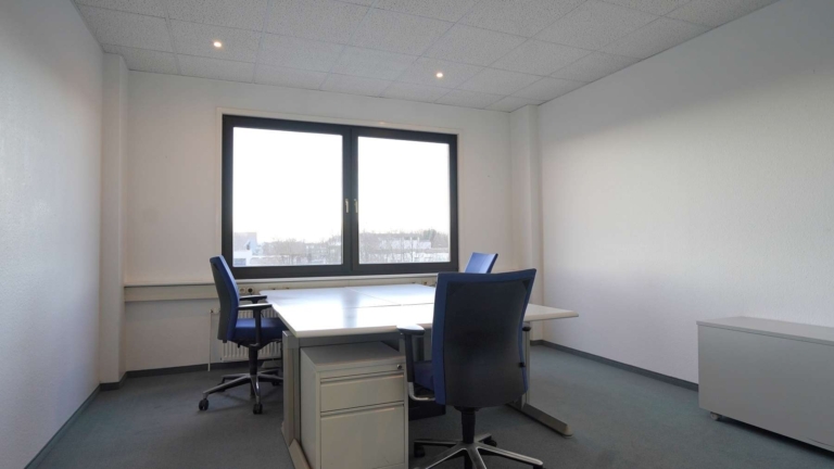 Büro mit 3 Arbeitsplätzen...